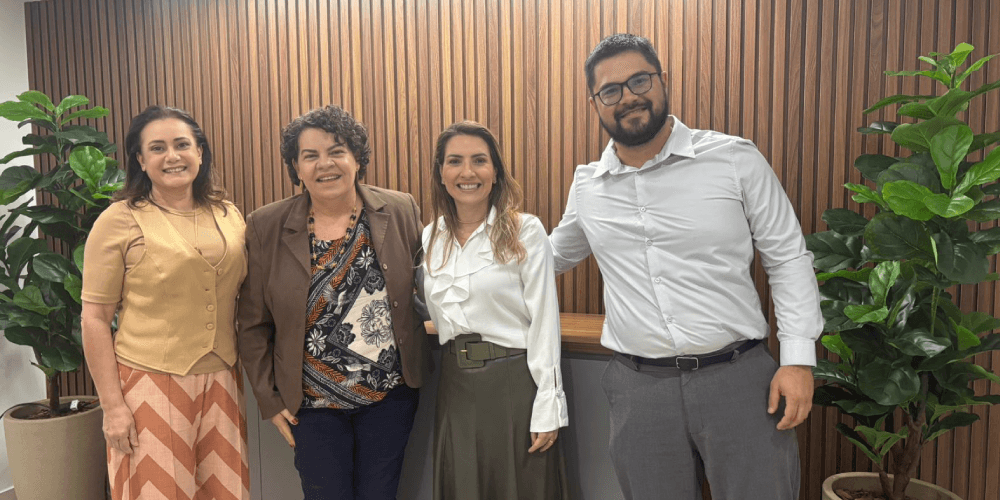 Na última quarta-feira, 17/12, a AMHP recebeu a senhora Emília Nóbrega, diretora do Pró Saúde/ TJDF, acompanhada de Rônia Furtado, coordenadora de Assistência ao Beneficiário.